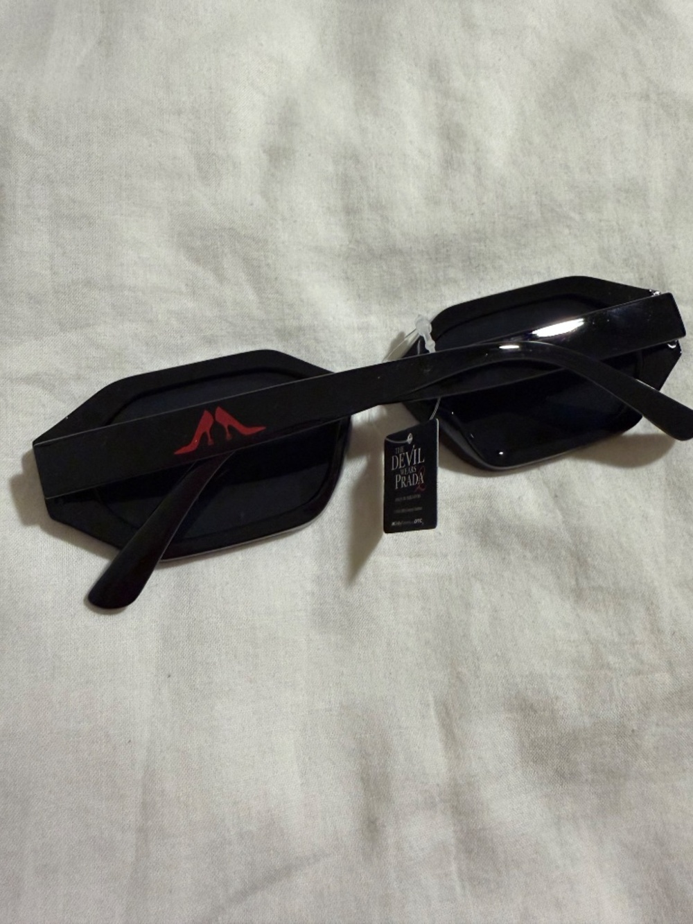 Devil Wears Prada 2 , Runway Magazine and sunglasses - Picture 4 of 7